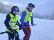 Manuel mit Begleitskilehrerin bei seinen ersten Versuchen auf Skiern