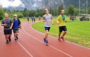 Foto: Einlaufen auf der Laufbahn, bevor es mit der Einheit richtig losgeht