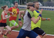 100m Lauf der Frauen: im Vordergrund die sechzehnjährige Valentina Baier mit Guide, knapp dahinter Marion König mit ihrem Guide 