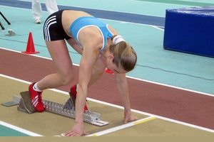 Natallia Eder beim Start zum 400m Lauf
