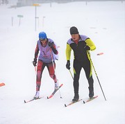 Erna Berger (li.) im Diagonalschritt. Ihr Guide J. Grim genau neben ihr laufend