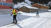 Foto: Sehbehinderte Langläuferin folgt ihrem Guide durch eine wunderschönverschneite Landschaft