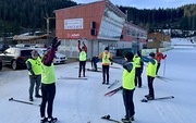 Einige blinde Sportler wärmen vor dem Langlauf-WM-Stadion auf