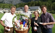 Foto: v.li.n.re.: Andreas Holzinger, Charly Mayr, Brigitte Jank und Matthias Bogner. Übergabe eines Geschenkkorbs an Organisator Charly Mayr für 20. Jahre Multisportwoche