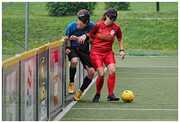 Zwei Spieler im kämpfen der Bande entlang um das Spielgerät