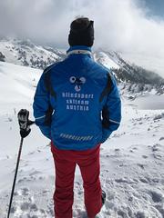 Rückansicht eines Begleitsportlers mit Blick ins Tal