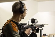 Schütze Lamfalusi aus Innsbruck beim Einrichten des Gewehrs, um den richtigen Ton zu treffen