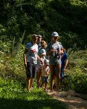 Blinde Kinder durchschreiten mit ihren Guides eine Klamm in der Nähe von Lofer in Salzburg