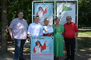 Foto: Bürgermeister Scharinger und Stadtrat Amann überreichen der neuen Namensgeberin des Motorikparks, Renata Hönisch das offizielle Dekret