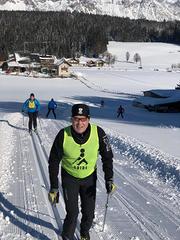 Guide im Vordergrund in der Loipe, 10m dahinter ein blinder Läufer