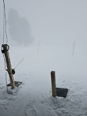 Aus der Sicht eines Rennläufers aus dem Starthaus fotografiert. Man sieht die erste Slalomstange halbwegs gut, sonst nur dichter Nebel.
