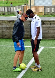 Foto: Zwei Blindenfußballer stehen am Ankickpunkt und warten auf den Anpfiff