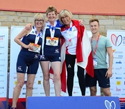 Foto: Freundschaftliche Umarmung auf dem Bodest der drei Medaillengewinnerinnen