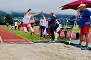 Foto: Elina Stary, jüngste Teilnehmerin mit 12 Jahren, beim Weitsprung