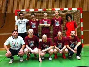 v.l.n.r.: Trainer Simon Manzoni, Wolfgang Moll, Sascha Maringer, Thomas Mellitzer, Schiedsrichter, Tormann Matias Costa, Danijel Krnjeta, Bernd Scharz, Mario Faltl und Jürgen Kammerer
