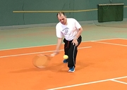 Martin Fastian schlägt mit der Vorhand den Tennisball zurück