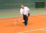 Martin Fastian schlägt mit der Vorhand den Tennisball zurück