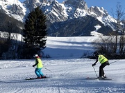 Foto: Melanie Prehsegger mit Begleitsportlerin Gisela Kurz vor einer prächtigen Bergkulisse