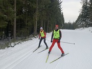 Blinde Langläuferin mit ihrem Guide (Begleitsportler) auf der Loipe