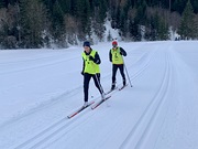 Blinder Langläufer voran, dahinter sein Guide der ihn geleitet