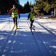 ein blinder Langläufer im klassischen Laufstil mit seinem Guide 