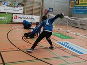 Ein Tiroler Spieler holt mit dem Ball zum Wurf aus