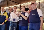 Die Mannschaft von Bergamo bei der Siegerehrung mit der Trophäe in Händen, dem Salzburger Stier