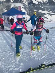Foto: Startvorbereitung fur Elina Stary (sehbehindert) mit Petra Stary (Guide)