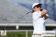 Karin Becker, die erste österreichische Weltmeisterin im Golfsport überhaupt, beim Abschlag