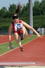 blinde Sportlerin beim Weitsprung