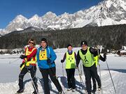 Foto: Betreuer mit Martha Eva und Andrea. Dachstein im Hintergrund