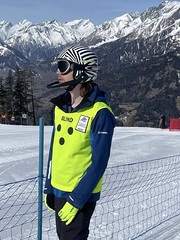 P. Huber vor dem Osttiroler Gebirgsmassiv, stehend, in voller Konzentration vor dem Start zum Riesentorlauf